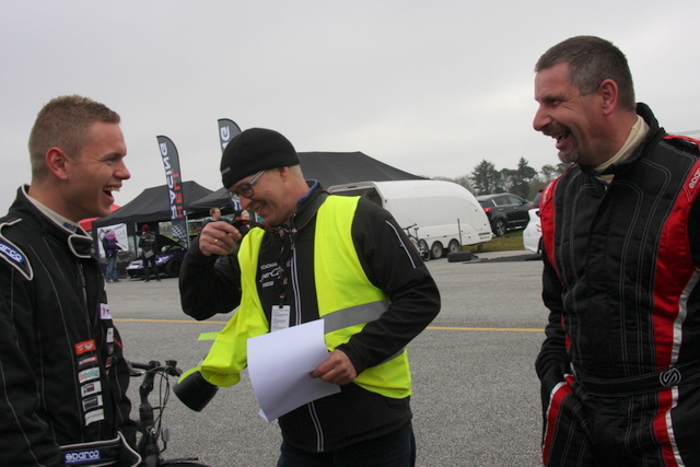 Nicolai og Jakob går til stålet på banen, men i paddocken hygges der
(Foto: Rebecca Dohm)